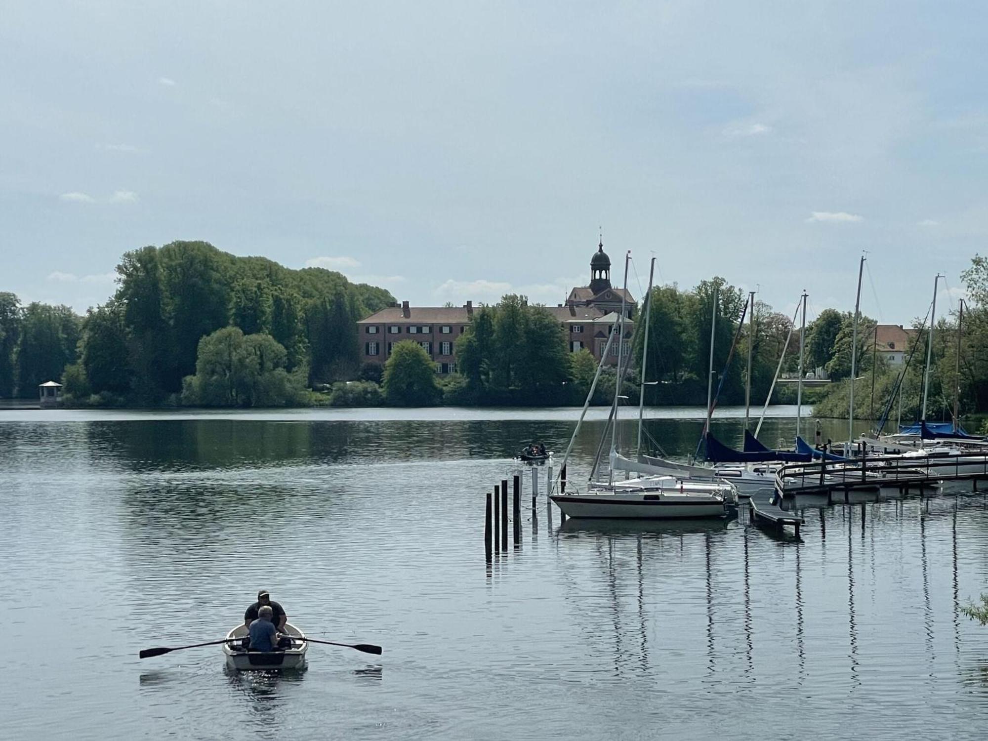 Flat In Eutin On The Kleiner Eutiner See Lake Екстериор снимка